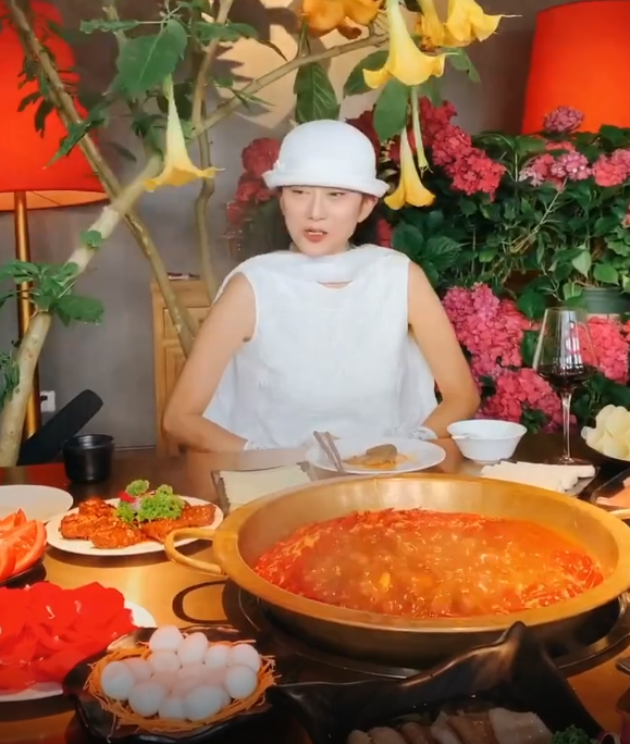 杨丽萍吃火锅被骂"作为女人没有子女太失败",网友的回复太解气了!