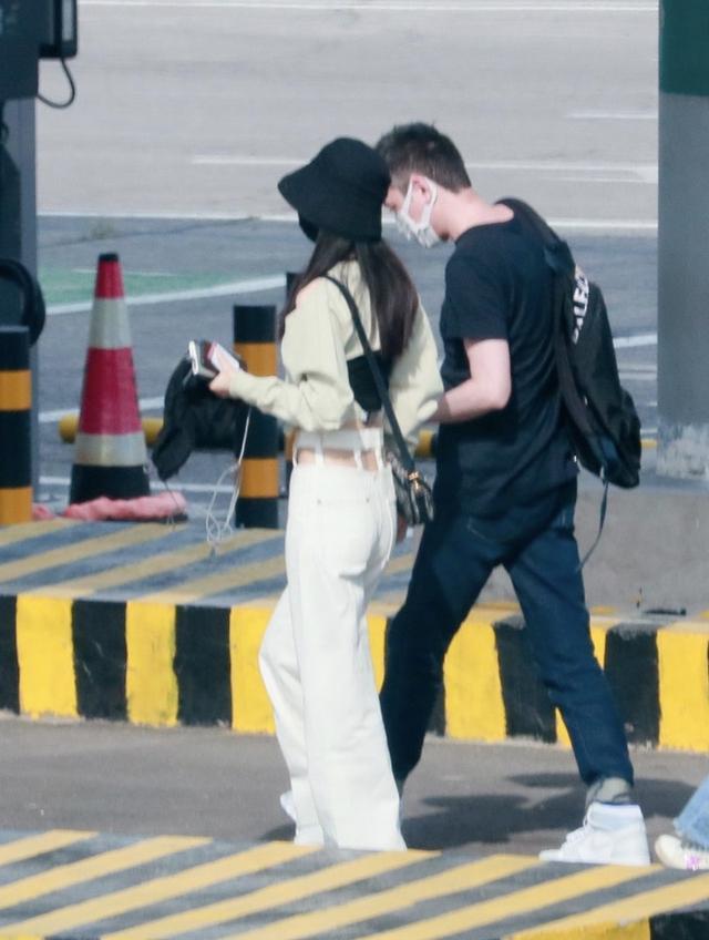 赵丽颖|赵丽颖现身机场，穿背心工装裤小蛮腰微露，配皮靴时髦又拉风