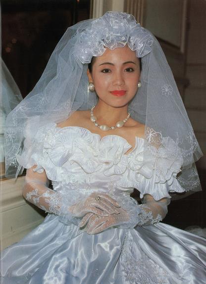 张曼玉穿婚纱,林青霞穿婚纱,邱淑贞穿婚纱,都输给了她穿婚纱!