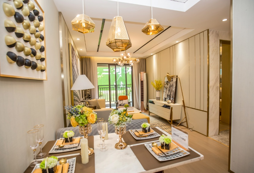 样板间89平三室两厅一卫:经典三房,三面朝南,惬意双厅,l型厨房,主卧