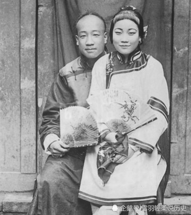 清朝末年老照片笑容甜美的恩爱夫妻刨红薯丝的清秀少年