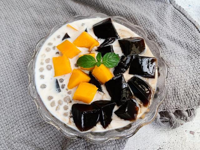 仙草不一样的做法芒果烧仙草口感更加出众