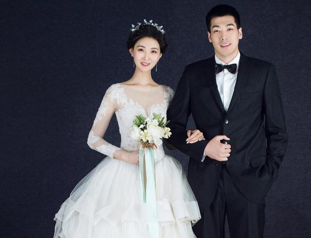 其实,任骏威与妻子曹雅馨是在2019年12月23日领的结婚证,在双方领取了