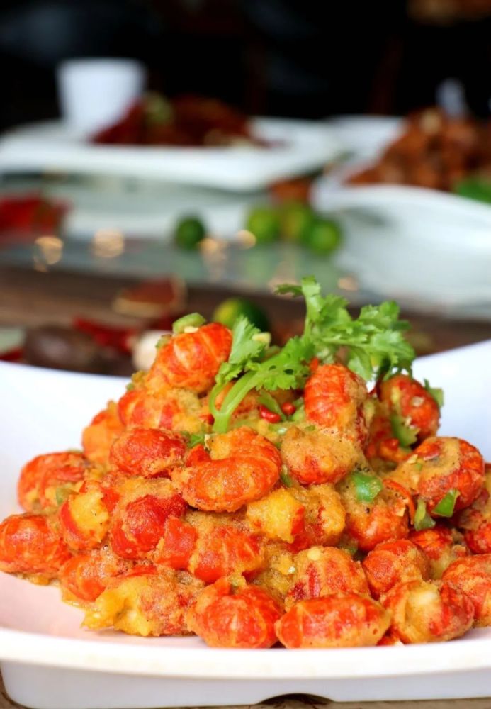 小龙虾__蒜蓉小龙虾,沾水龙虾,蟹黄虾球都有这个夏天就来秋金撸虾吧!