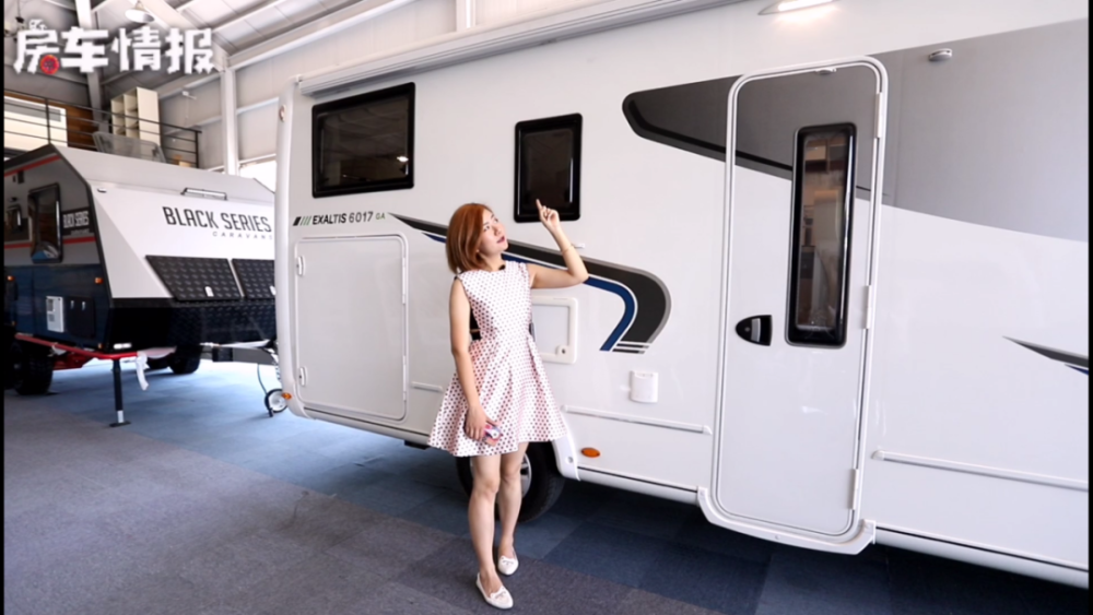 看一款国内罕见房车技术要求高车尾豪华包厢妹子体验完不想走