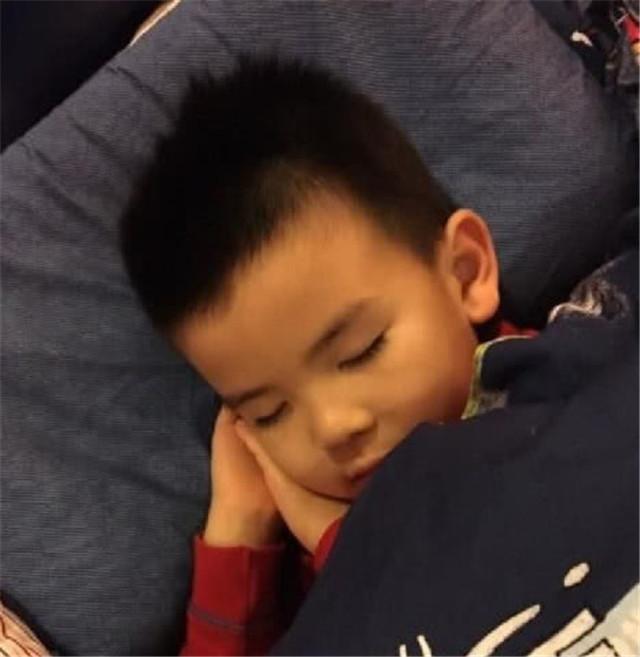 秦海璐高龄生下"巨婴症"儿子,如今孩子5岁了,长相变化很大