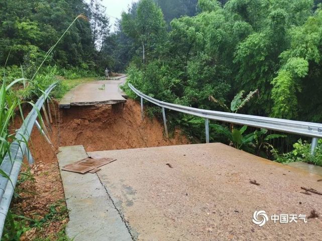 多地洪水肆虐致道路中断,民房被淹