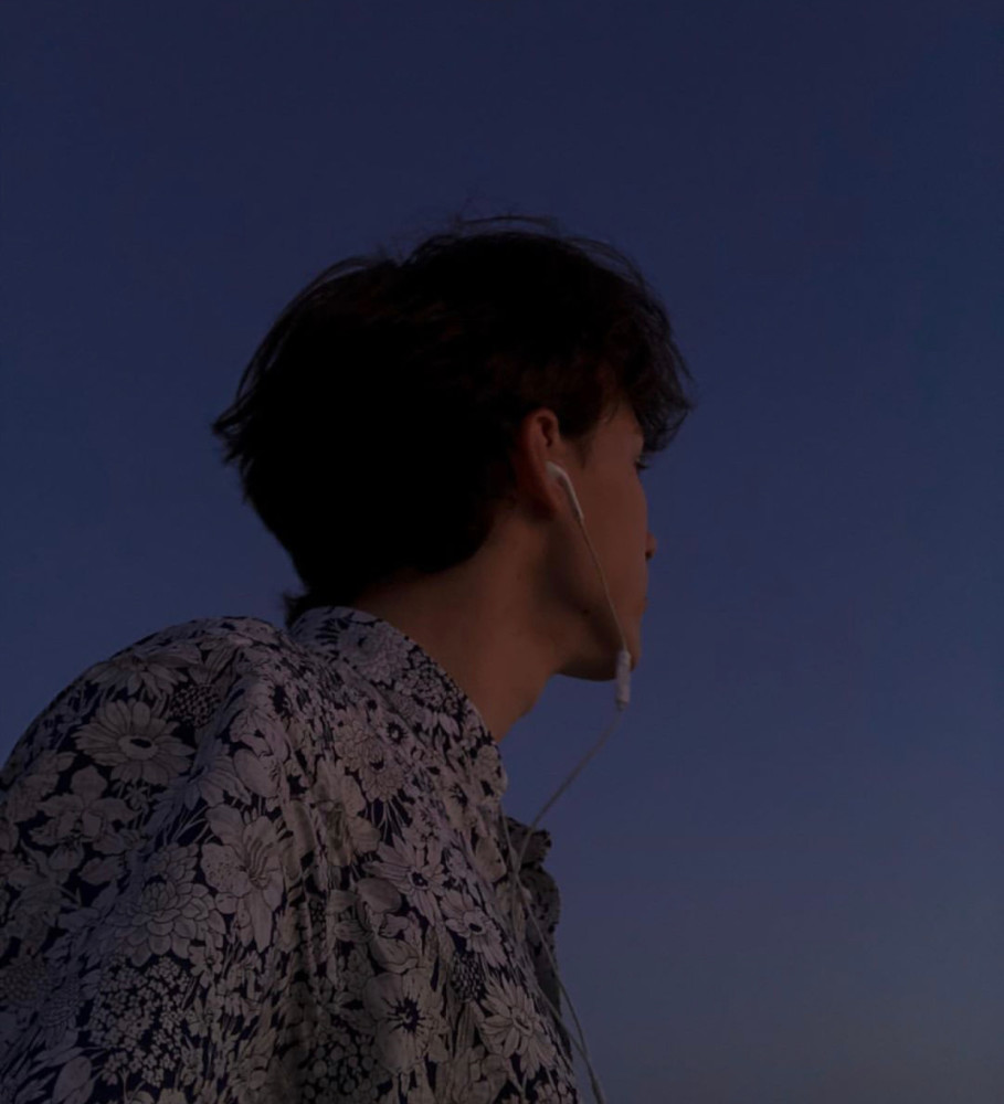 ins男生头像:后来遇见他,陪我春秋冬夏