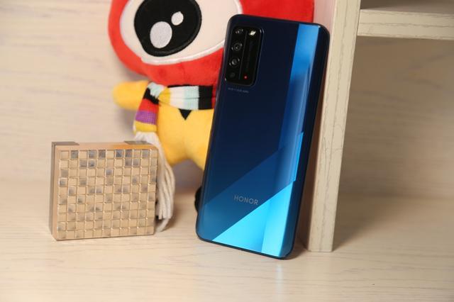 荣耀x10简单上手:中端售价,打造高端体验