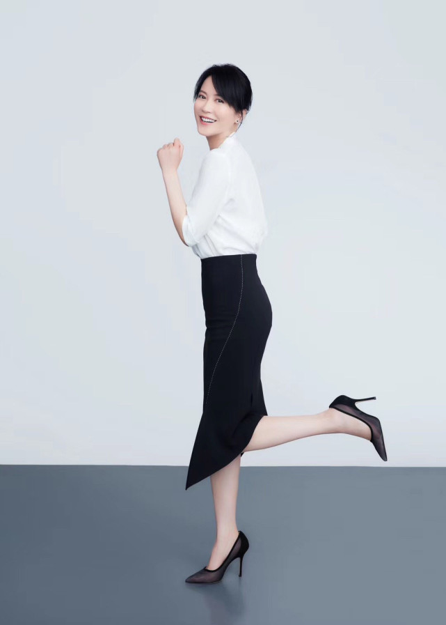 俞飞鸿做客刘涛直播间,颜值太抢镜,果然岁月从不败美人