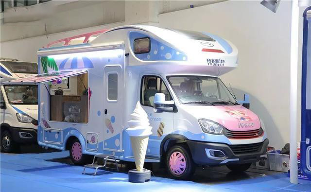 房车也能助力地摊经济这款冰淇淋房车实现了边旅行边赚钱的梦想