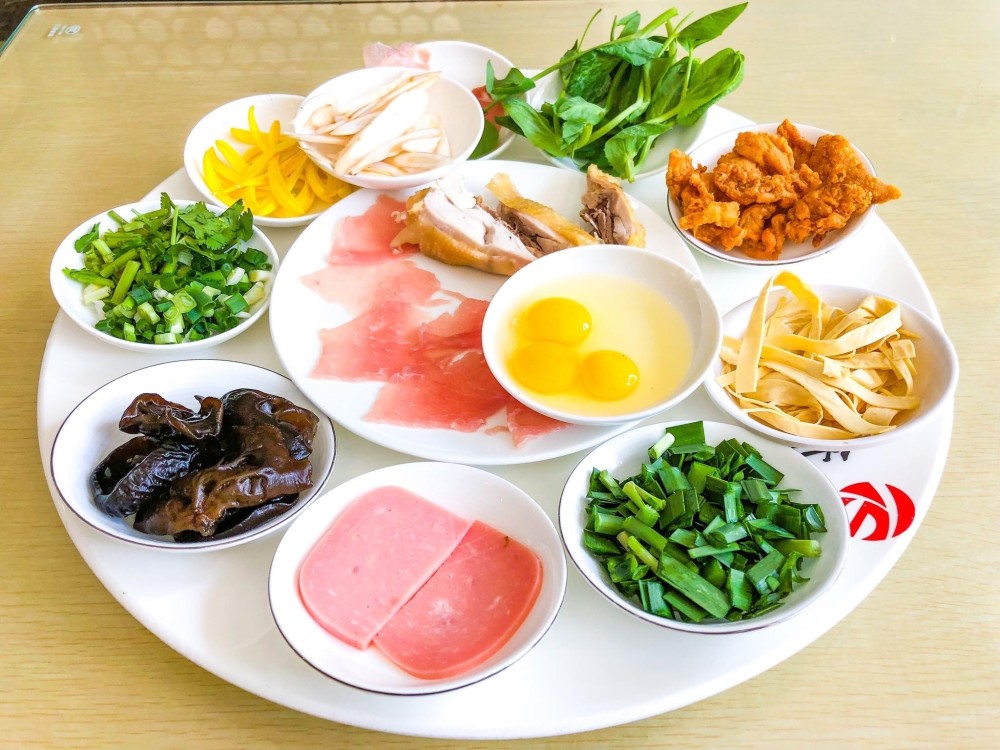 米线配菜米线也有它的浪漫故事最负盛名的就属过桥米线了,过桥米线的