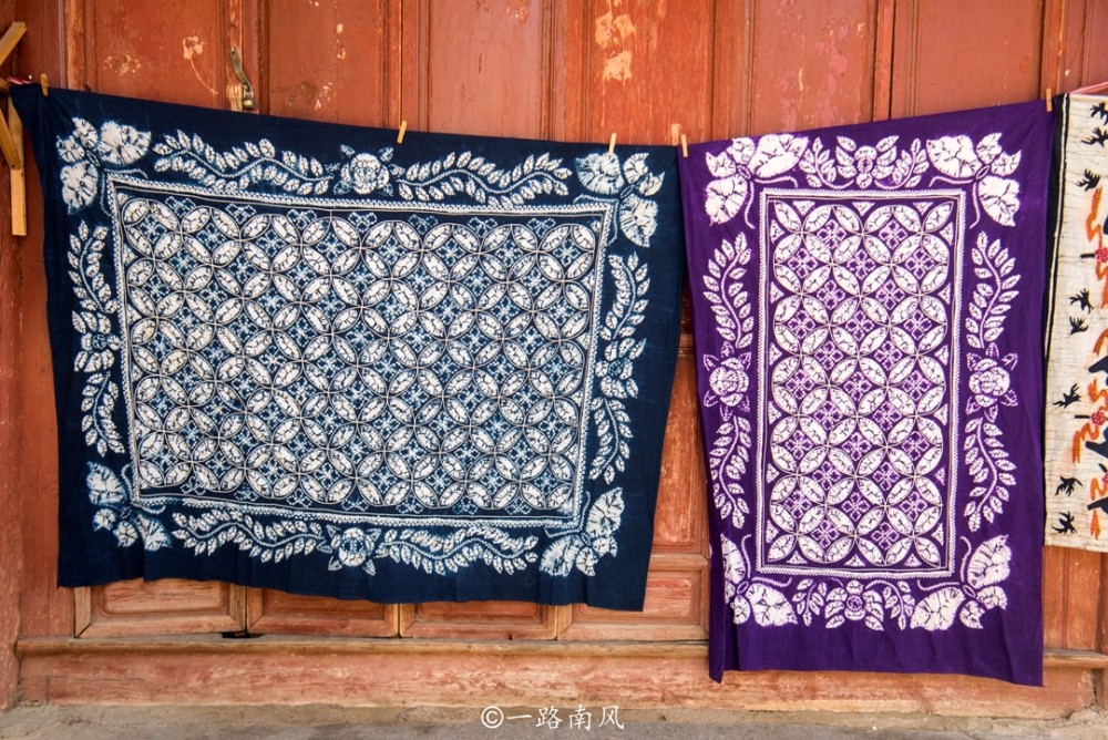 美食等生意,在四方街上最显眼的是一些售卖扎染的门店,纳西族风格的