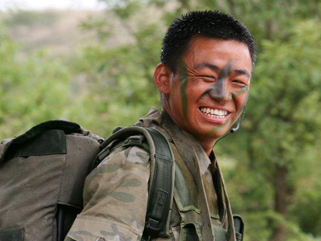 《亲爱的戎装》杀青，李沁演温柔军医，黄景瑜造型帅气不输宋仲基