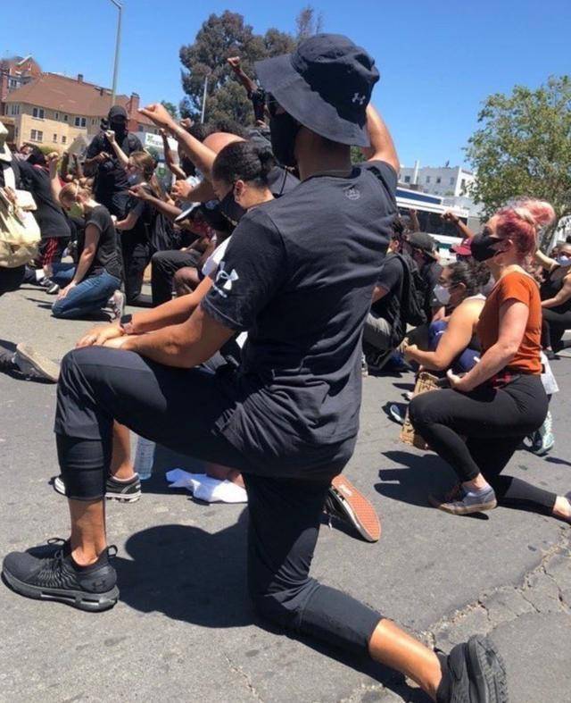 库里夫妇参加游行-WordPress极简博客