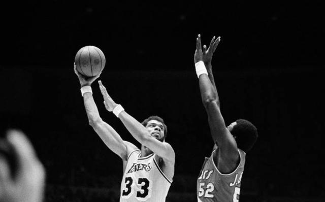 李小龙纪录片来了贾巴尔拜他为师练习柔韧性悟出绝招天勾