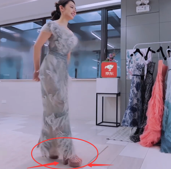 吉娜特意为郎朗穿的一身身材比例都很好脚上的鞋却一言难尽