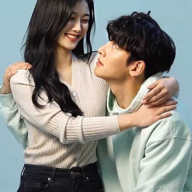 金裕贞在宣传片中和池昌旭眼神交换,暧昧感拿捏得恰到好处,整个气氛都