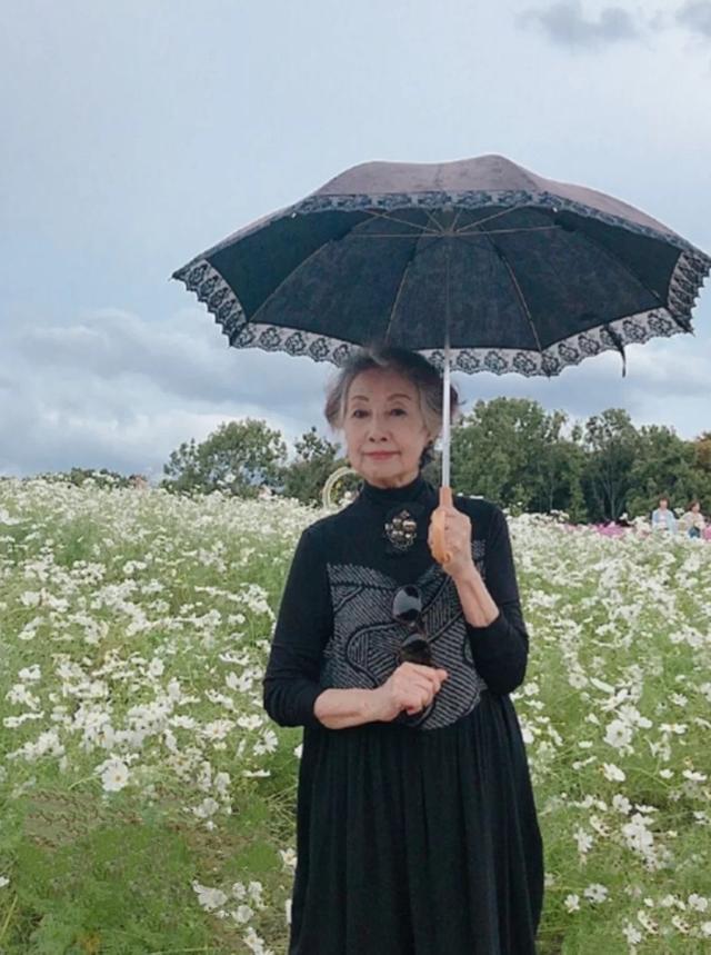 这位70岁奶奶越老越时髦,比50岁的女儿还俏皮,果然优雅一脉相承