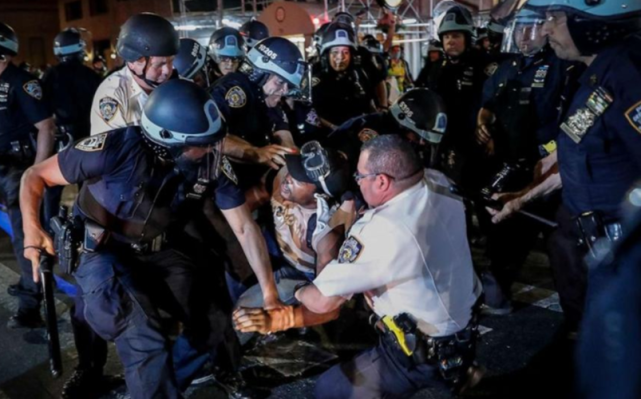 纽约292名警察在抗议活动中受伤,美国各地警察遭围攻