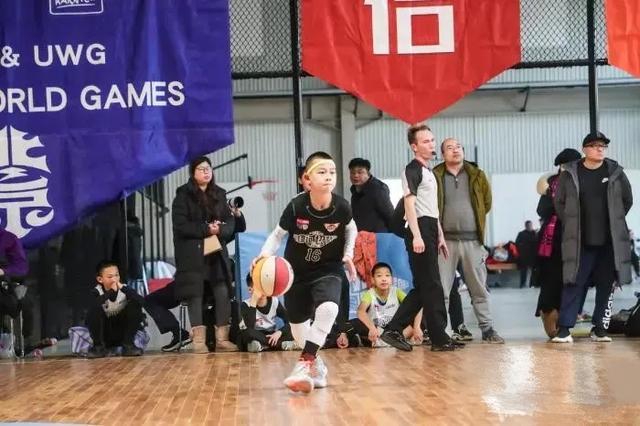 10岁中国少年不吃炸鸡不喝可乐不玩游戏,专注于篮球目标进军nba