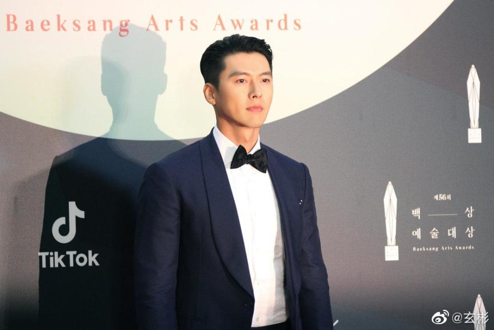 玄彬久违晒照,西装领结大背头太帅!