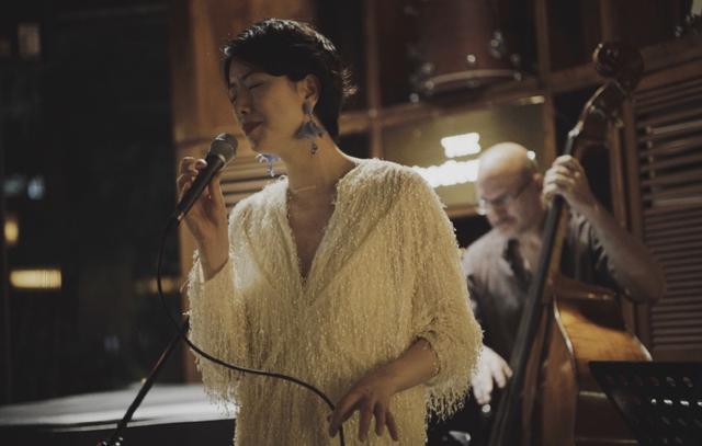 女友晒酒吧驻唱照,可免费观看,画风成熟优雅像40岁|李亚鹏|susie