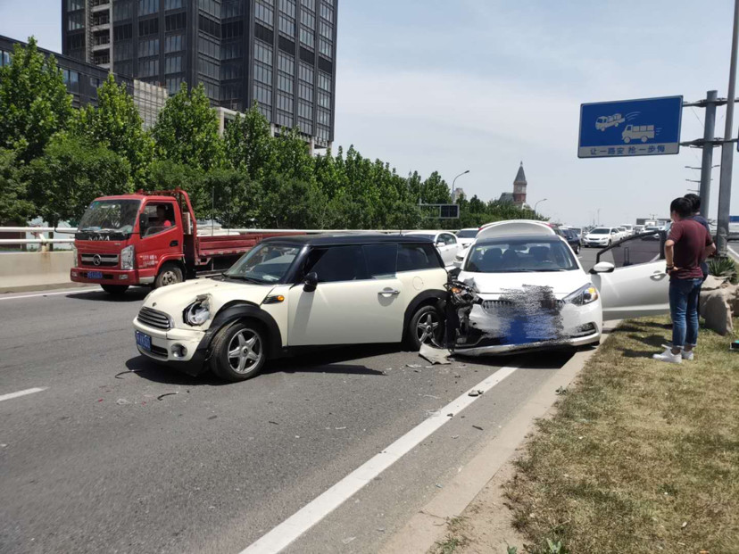 东南半环快速路五车追尾两车爆胎无法自动 腾讯新闻