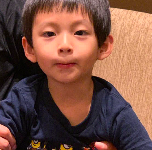 大s儿子脾气好,汪小菲难得陪汪希箖出门玩,低头玩手机不被嫌弃