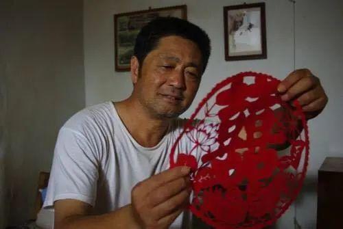 《篱笆女人和狗》之后,鞠庆洲也演了很多部影视剧,比如《橘子红了》