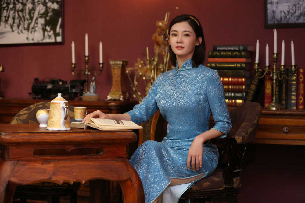 苗苗真的好美啊穿蓝色旗袍长裙显现出女性古典气质魅力十足