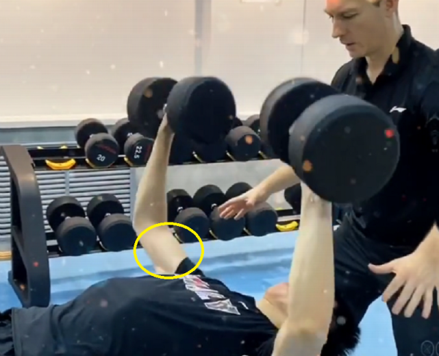 周琦最新训练照!从"青铜杠铃"变"王者杠铃",肌肉壮如kd:真开挂了?