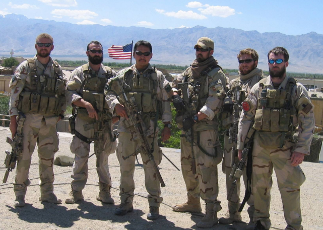 怪不得海豹突击队那么厉害 看到这一身的装备 军迷们都按捺不住了 美国海豹突击队 特种部队 夜视仪