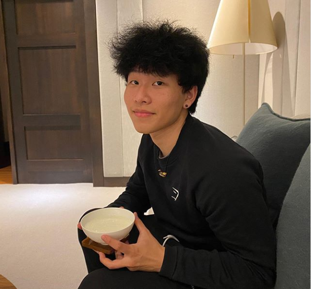 陈尊佑晒卷发戴耳钉近照帅气十足,乍一看像极陈坤,成年后气质逆袭