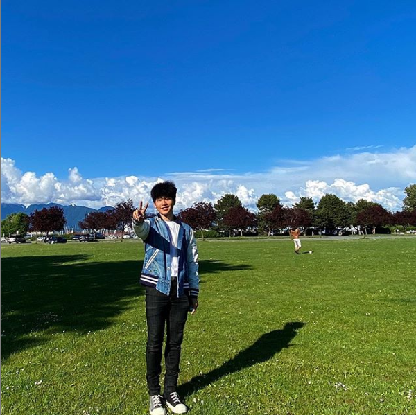 陈尊佑晒卷发戴耳钉近照帅气十足,乍一看像极陈坤,成年后气质逆袭