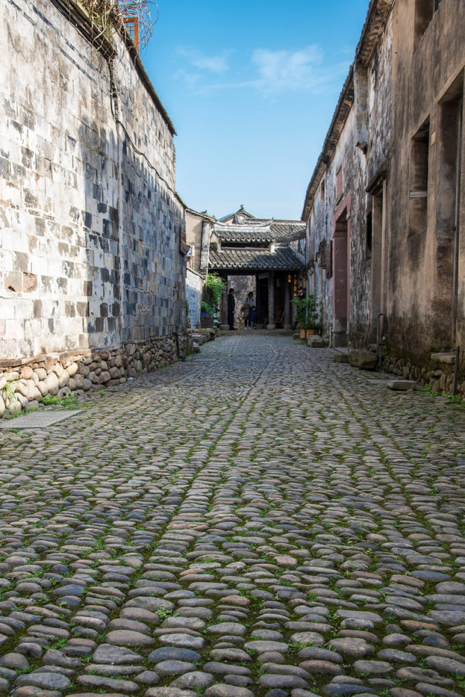 菩提岭古道,位于塘溪镇童夏家村雁村,它已有近百年历史,在古代时期