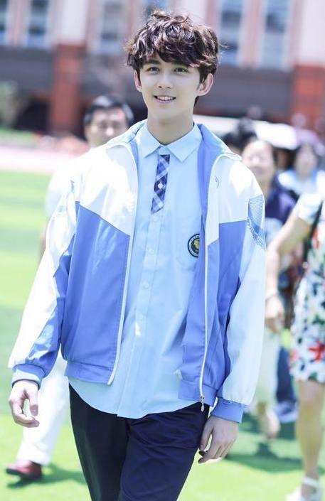 吴磊,蔡徐坤易烊千玺的学校生活,一个像偶像剧,一个太普通了!