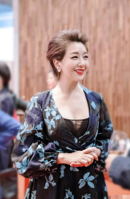 江珊挺会穿搭,穿裙子兜不住用黑纱遮挡,优雅的老去说的就是她