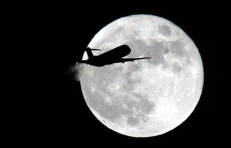 二战时的战斗机离奇失踪后,竟在月球出现,谁把它放到那里的