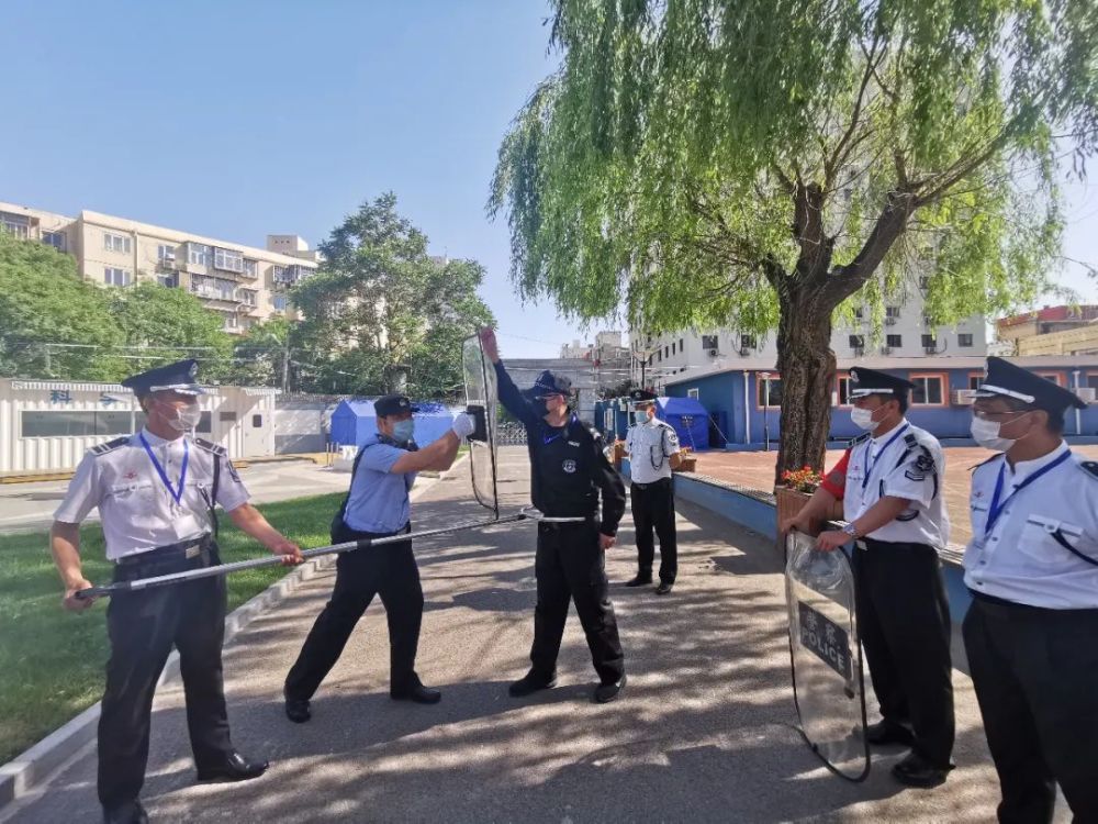 学校门前的平安路口寒来暑往,斗转星移警察蜀黍,警花阿姨你们辛苦了!