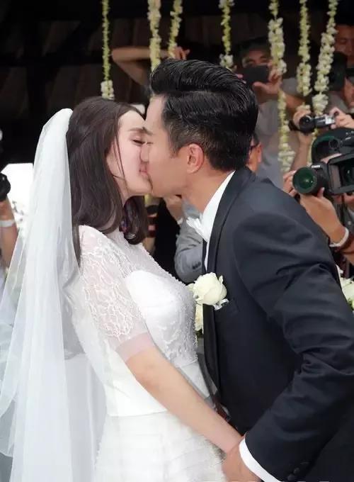 现场照片流出,婚礼场地布满了鲜花,一对新人浪漫亲吻