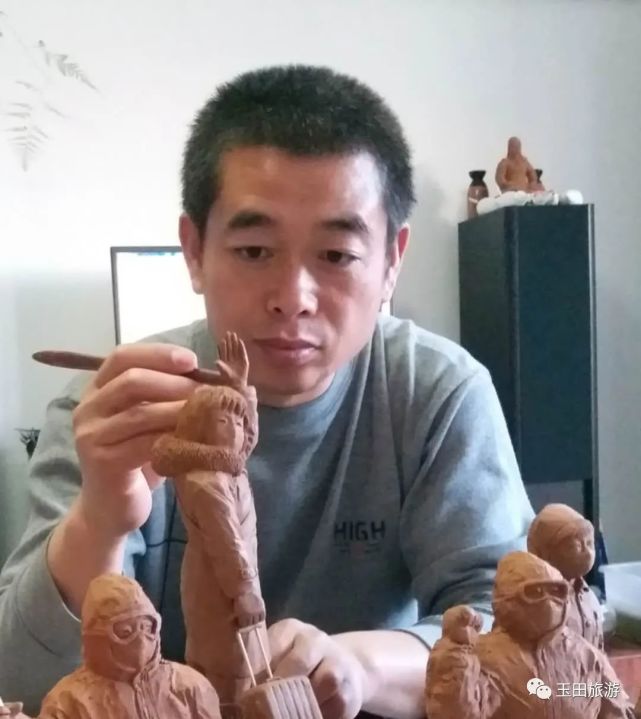 市一级民间艺术家,当代杰出青年工艺美术师,玉田泥人王工作室创始人