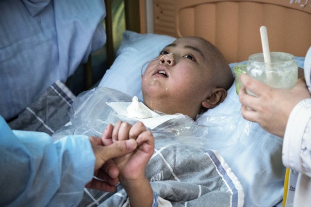 安徽8岁男孩患重症不到半年形同植物人眼看就能挺过去钱却没了