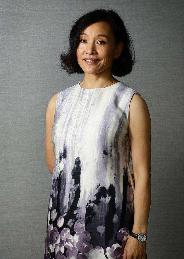 59岁陈冲放得开!穿真丝吊带裙秀出3d身材,一双"大脚丫"太抢镜