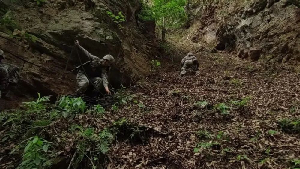 【直击演训场】山岳丛林 侦察兵敌后武装渗透