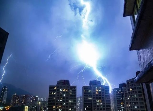 香港上空一萬道閃電 水龍捲,到底是哪路神仙在歷劫?