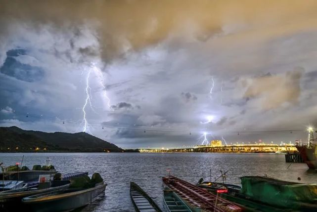 香港上空一萬道閃電 水龍捲,到底是哪路神仙在歷劫?