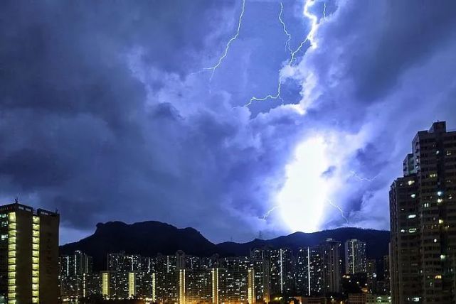 香港上空一萬道閃電 水龍捲,到底是哪路神仙在歷劫?