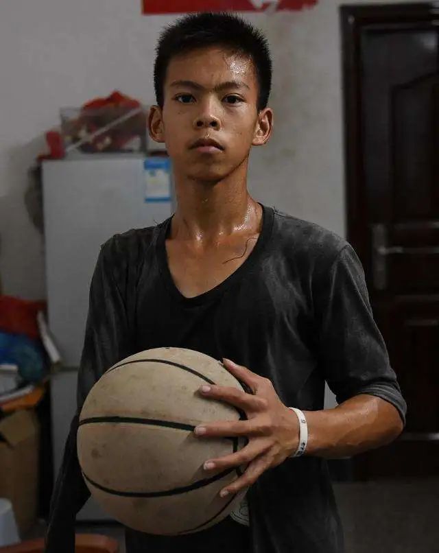 独臂篮球少年的自白:有梦想谁都可以了不起