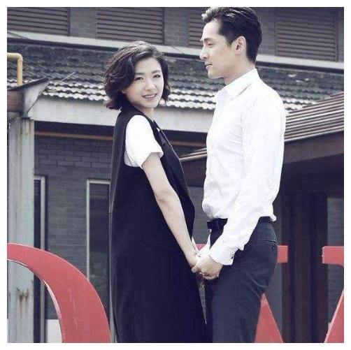 有种"惊艳"叫胡歌和万茜,两人挽手亮相成为焦点,太有夫妻相了